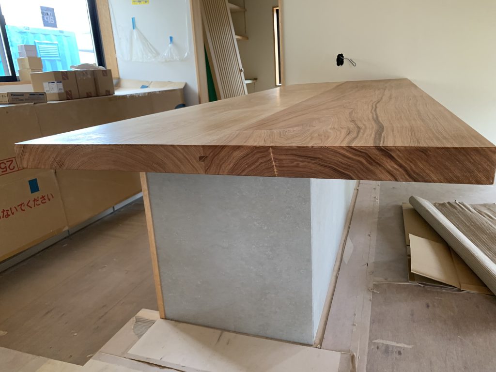 タモ×タモ（一枚板テーブル、無垢テーブル、木の手すり） | 大彦株式会社
